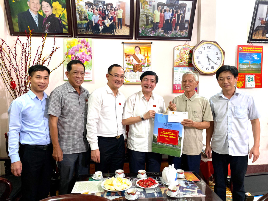 Ông Bùi Văn Cường (thứ 3 từ phải sang) đến thăm, tặng quà và chúc sức khỏe gia đình ông Nguyễn Cường (phường Thống Nhất. TP. Pleiku) nhân nhân kỷ niệm 76 năm Ngày Thương binh-Liệt sĩ (27/7/1947-27/7/2023). Ảnh: Hà Duy Ông Bùi Văn Cường (thứ 3 từ phải sang) đến thăm, tặng quà và chúc sức khỏe gia đình ông Nguyễn Cường (phường Thống Nhất. TP. Pleiku) nhân nhân kỷ niệm 76 năm Ngày Thương binh-Liệt sĩ (27/7/1947-27/7/2023). Ảnh: Hà Duy