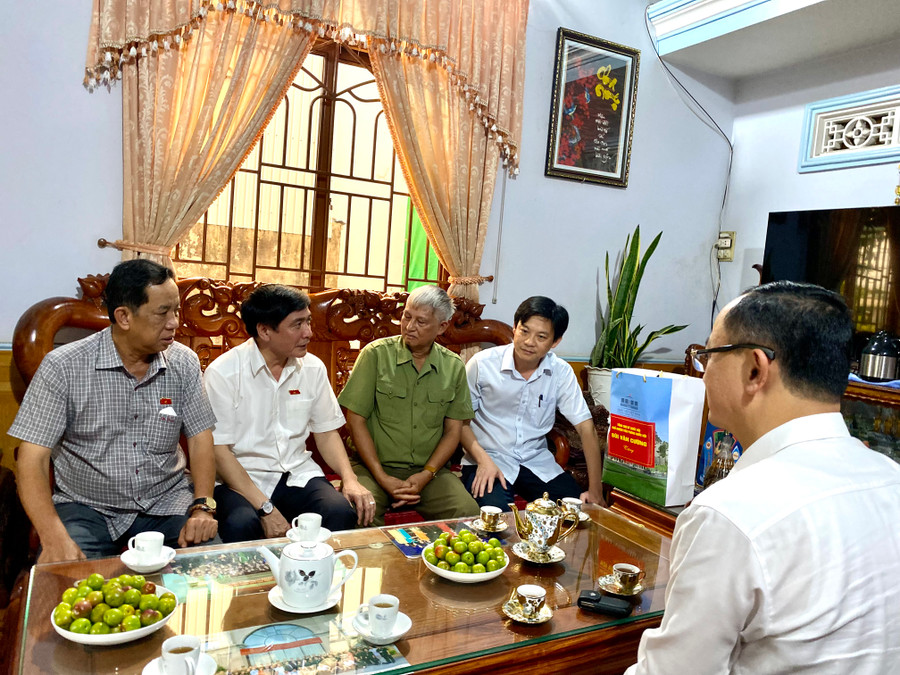Nhân dịp đoàn giám sát chuyên đề của Ủy ban Thường vụ Quốc hội làm việc tại tỉnh Gia Lai, Tổng thư ký Quốc hội Bùi Văn Cường đã đến thăm và tặng quà gia đình ông Vũ Hữu Tụng (SN 1956, là thương binh 41%, trú tại số 42 đường 17-3) và ông Nguyễn Cường (SN 1945, là thân nhân gia đình liệt sĩ, bản thân bị nhiễm chất độc hóa học 35%, trú tại số 210 Phạm Văn Đồng, TP. Pleiku). Ông Bùi Văn Cường-Tổng Thư ký Quốc hội (thứ 2 từ trái sang) đến thăm, tặng quà gia đình ông Vũ Hữu Tụng (phường Thống Nhất, TP. Pleiku). Ảnh: Hà Duy Nhân dịp đoàn giám sát chuyên đề của Ủy ban Thường vụ Quốc hội làm việc tại tỉnh Gia Lai, Tổng thư ký Quốc hội Bùi Văn Cường đã đến thăm và tặng quà gia đình ông Vũ Hữu Tụng (SN 1956, là thương binh 41%, trú tại số 42 đường 17-3) và ông Nguyễn Cường (SN 1945, là thân nhân gia đình liệt sĩ, bản thân bị nhiễm chất độc hóa học 35%, trú tại số 210 Phạm Văn Đồng, TP. Pleiku). Ông Bùi Văn Cường-Tổng Thư ký Quốc hội (thứ 2 từ trái sang) đến thăm, tặng quà gia đình ông Vũ Hữu Tụng (phường Thống Nhất, TP. Pleiku). Ảnh: Hà Duy