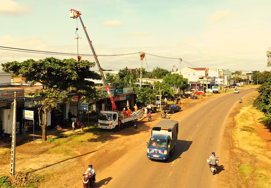 Xây dựng, hoàn thiện lưới điện trên địa bàn TP. Pleiku. Ảnh: H.D