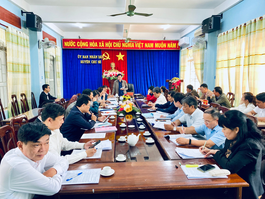 Đoàn giám sát làm việc tại UBND huyện Chư Sê. Ảnh: Hà Duy Đoàn giám sát làm việc tại UBND huyện Chư Sê. Ảnh: Hà Duy