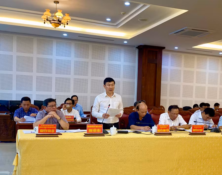 Ông Đinh Hữu Hòa-Phó Giám đốc Sở Kế hoạch và Đầu tư báo cáo kết quả phát triển kinh tế-xã hội của tỉnh 10 tháng năm 2023 và nhiệm vụ từ này đến cuối năm. Ảnh: Hà Duy