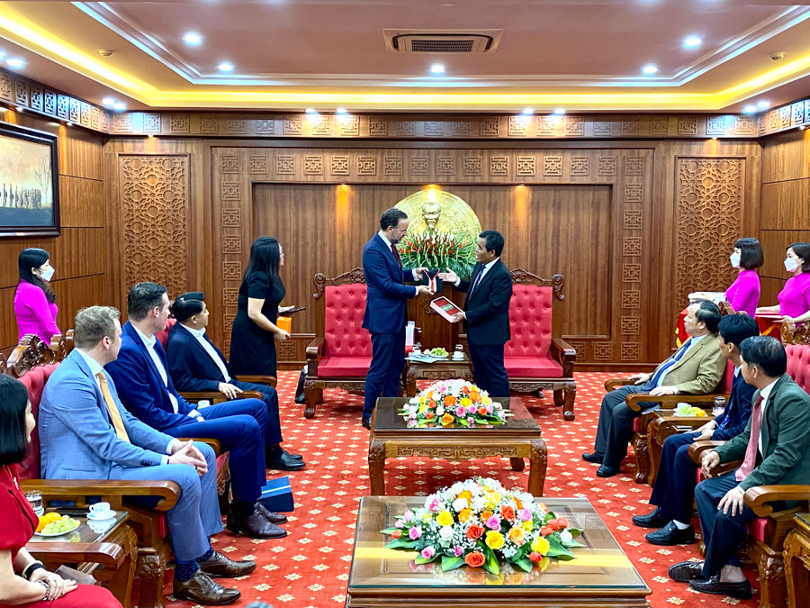 Đồng chí Hồ Văn Niên-Ủy viên Ban Chấp hành Trung ương Đảng, Bí thư Tỉnh ủy, Chủ tịch HĐND tỉnh Gia Lai tiếp và làm việc với Ngài Daniel Stork-Tổng lãnh sự Vương quốc Hà Lan tại TP. Hồ Chí Minh. Ảnh: Hà Duy Đồng chí Hồ Văn Niên-Ủy viên Ban Chấp hành Trung ương Đảng, Bí thư Tỉnh ủy, Chủ tịch HĐND tỉnh Gia Lai tiếp và làm việc với Ngài Daniel Stork-Tổng lãnh sự Vương quốc Hà Lan tại TP. Hồ Chí Minh. Ảnh: Hà Duy