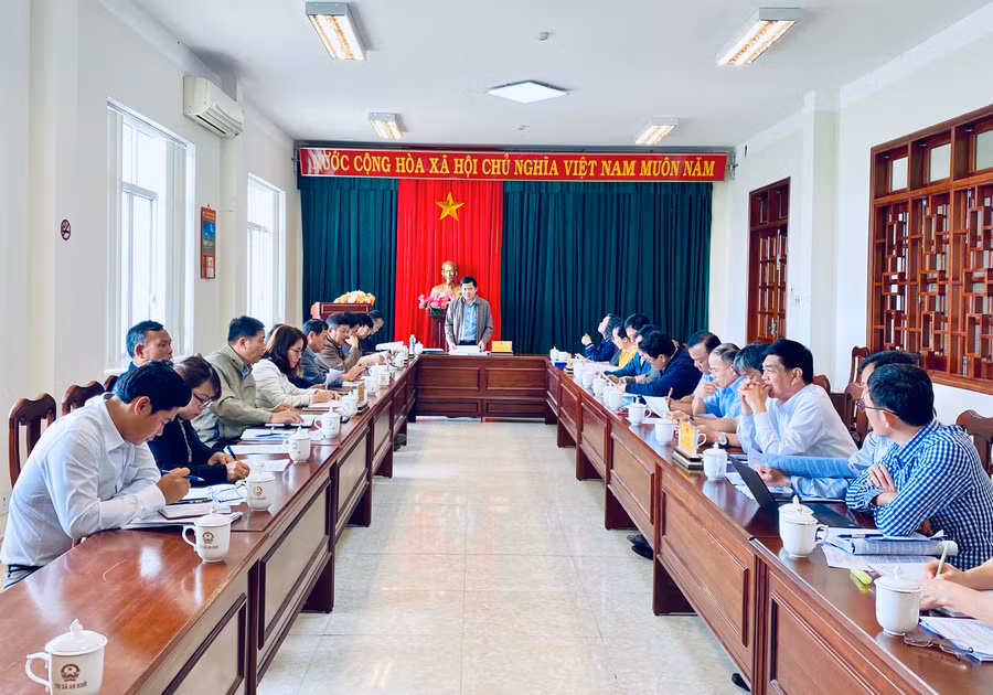 Đoàn giám sát làm việc tại UBND thị xã An Khê. Ảnh: Hà Duy