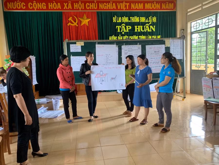 Lớp tập huấn chăm sóc trẻ em cho bố mẹ thuộc Dự án phát triển trẻ thơ toàn diện. Ảnh: H.D