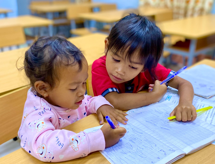 Tại các lớp xóa mù chữ ban đêm, có rất nhiều đứa trẻ phải theo chân bố mẹ cùng đến lớp vì ở nhà không có người trông. Chúng ngoan ngoãn chơi với nhau suốt cả buổi học.