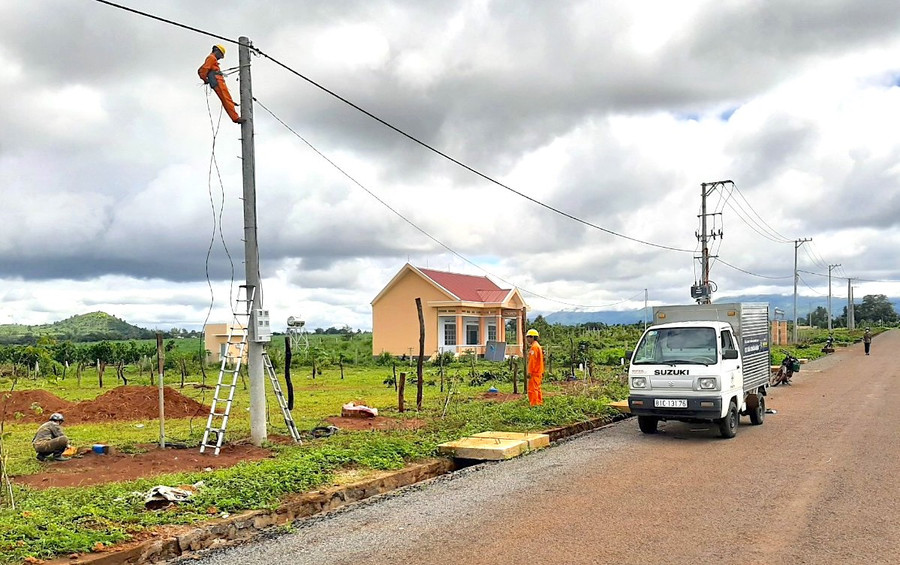 Kéo điện về khu tái định cư làng Dơ Nâu (xã Kon Thụp, huyện Mang Yang). Ảnh: H.D Kéo điện về khu tái định cư làng Dơ Nâu (xã Kon Thụp, huyện Mang Yang). Ảnh: H.D