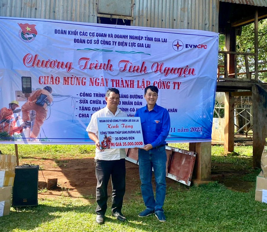 Đoàn Cơ sở Công ty Điện lực Gia Lai bàn giao công trình Thắp sáng đường quê cho làng Rồi (xã Ia Phí, huyện Chư Păh). Ảnh: H.D