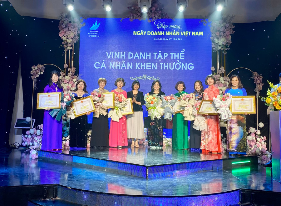 Các cá nhân nhận Bằng khen của Chủ tịch UBND tỉnh vì đã có những đóng góp tích cực trong sự phát triển kinh tế-xã hội, an sinh xã hội trên địa bàn tỉnh. Ảnh: Hà Duy Các cá nhân nhận Bằng khen của Chủ tịch UBND tỉnh vì đã có những đóng góp tích cực trong sự phát triển kinh tế-xã hội, an sinh xã hội trên địa bàn tỉnh. Ảnh: Hà Duy