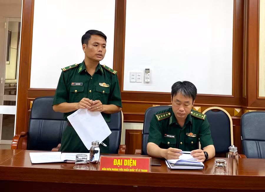 Đại diện Đồn Biên phòng Cửa khẩu Lệ Thanh phát biểu tại hội nghị. Ảnh Hà Duy