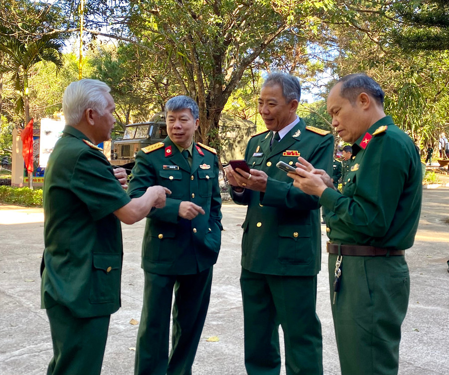 Những cán bộ quân đội nghỉ hưu vui mừng hỏi thăm thông tin của nhau khi lâu ngày gặp lại. Ảnh: Hà Duy