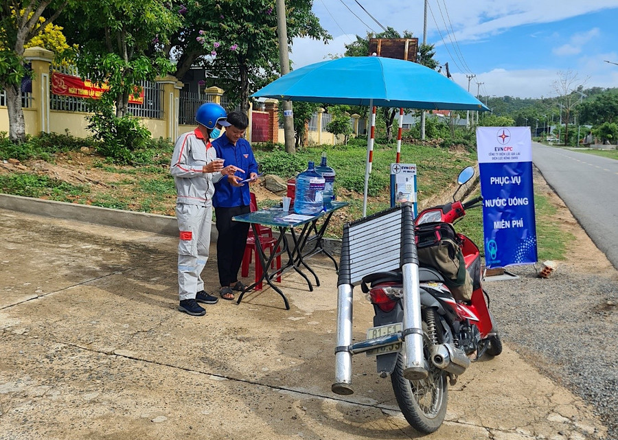 Nhiều điểm phục vụ nước uống miễn phí được đoàn viên, thanh niên ngành Điện tổ chức nhằm hưởng ứng chương trình “Đồng hành với khách hàng trong mùa nắng nóng”. Ảnh K.N Nhiều điểm phục vụ nước uống miễn phí được đoàn viên, thanh niên ngành Điện tổ chức nhằm hưởng ứng chương trình “Đồng hành với khách hàng trong mùa nắng nóng”. Ảnh K.N