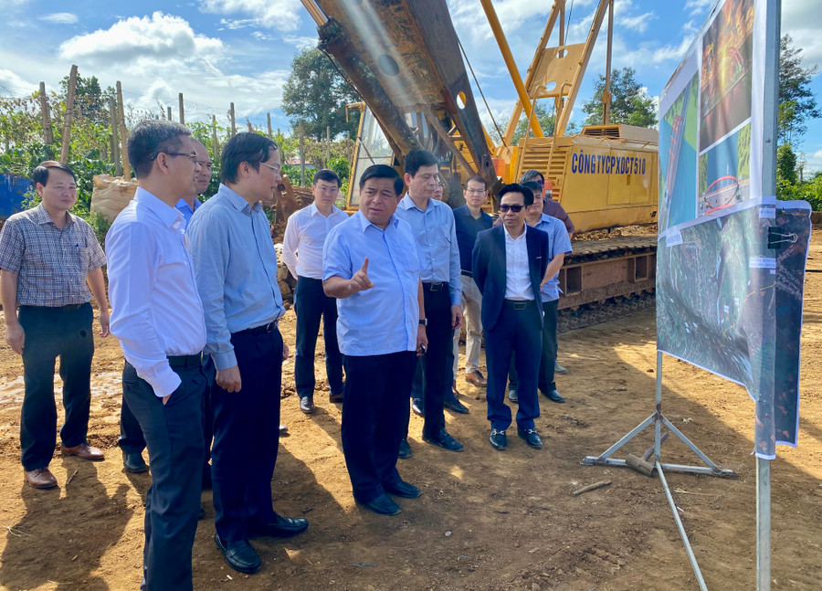 Đoàn công tác do đồng chí Nguyễn Chí Dũng-Ủy viên Trung ương Đảng, Bộ trưởng Bộ Kế hoạch và Đầu tư, Phó Chủ tịch Thường trực Hội đồng điều phối vùng Tây Nguyên khảo sát thực tế tại dự án đường hành lang kinh tế phía Đông. Ảnh: H.D Đoàn công tác do đồng chí Nguyễn Chí Dũng-Ủy viên Trung ương Đảng, Bộ trưởng Bộ Kế hoạch và Đầu tư, Phó Chủ tịch Thường trực Hội đồng điều phối vùng Tây Nguyên khảo sát thực tế tại dự án đường hành lang kinh tế phía Đông. Ảnh: H.D