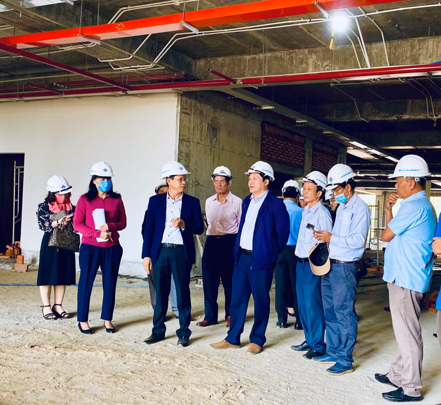 Đoàn giám sát đi thực tế tại dự án Bệnh viện Hùng Vương Gia Lai. Ảnh: Hà Duy