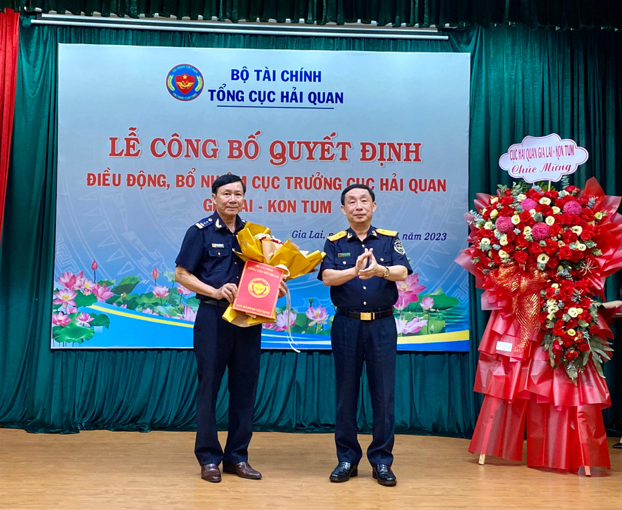 Ông Hoàng Việt Cường-Phó Tổng Cục trưởng Tổng Cục Hải quan trao Quyết định điều động, bổ nhiệm làm Cục trưởng Cục Hải quan Gia Lai-Kon Tum cho ông Nguyễn Văn Đông (bên trái). Ảnh: Hà Duy Ông Hoàng Việt Cường-Phó Tổng Cục trưởng Tổng Cục Hải quan trao Quyết định điều động, bổ nhiệm làm Cục trưởng Cục Hải quan Gia Lai-Kon Tum cho ông Nguyễn Văn Đông (bên trái). Ảnh: Hà Duy