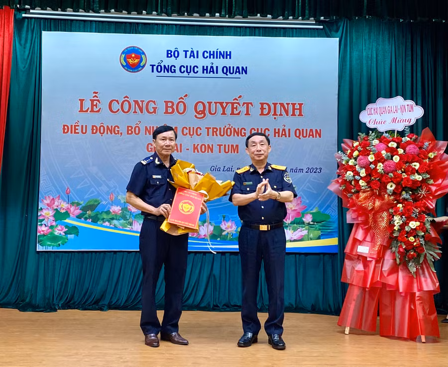 Ông Hoàng Việt Cường-Phó Tổng Cục trưởng Tổng Cục Hải quan trao Quyết định điều động, bổ nhiệm làm Cục trưởng Cục Hải quan Gia Lai-Kon Tum cho ông Nguyễn Văn Đông (bên trái). Ảnh: Hà Duy