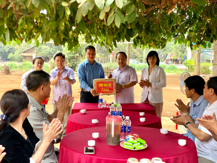 Đồng chí Châu Ngọc Tuấn-Phó Bí thư Thường trực Tỉnh ủy tặng quà cho cán bộ, chiến sĩ Đội K53 đang làm nhiệm vụ tại tỉnh Ratanakiri. Ảnh: Hà Duy