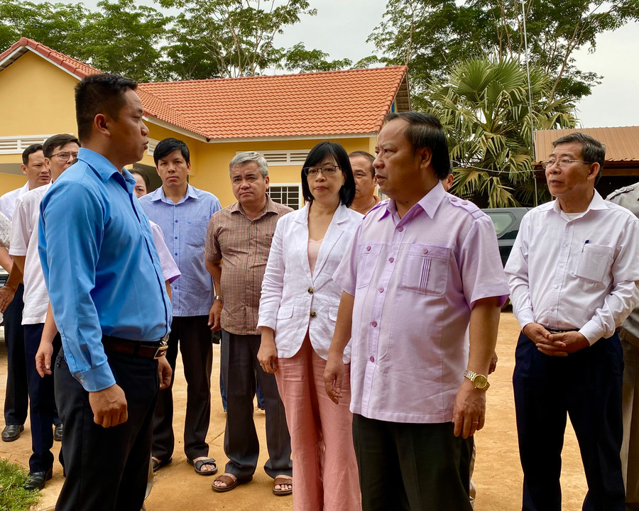 Đồng chí Châu Ngọc Tuấn hỏi thăm tình hình công tác cán bộ, chiến sĩ Đội K53 (Bộ Chỉ huy Quân sự tỉnh Kon Tum). Ảnh: Hà Duy