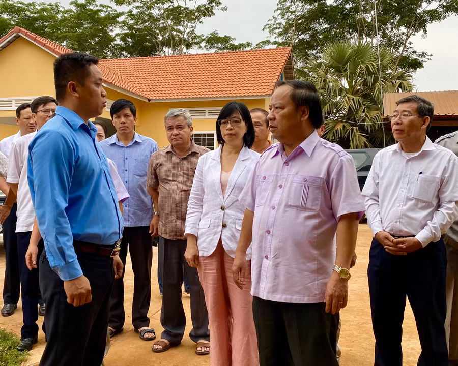 Đồng chí Châu Ngọc Tuấn hỏi thăm tình hình công tác cán bộ, chiến sĩ Đội K53 (Bộ Chỉ huy Quân sự tỉnh Kon Tum). Ảnh: Hà Duy