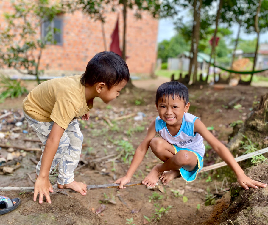 Chỉ với một thanh thép dài bắc ngang qua một chiếc hố nông, cậu bé Phước, 5 tuổi (thôn Tiên Sơn 3, xã Tân Sơn) có thể vui vẻ chơi cả ngày không chán với cậu bạn hàng xóm.