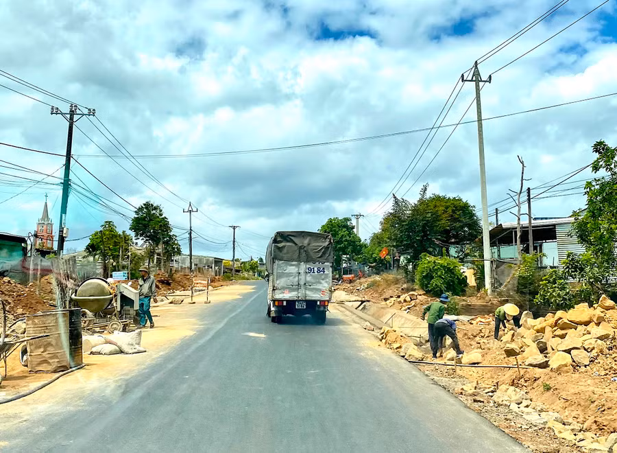 Gia Lai phấn đấu năm 2023 sẽ đầu tư, cứng hóa 22 km đường liên xã từ nguồn vốn chương trình MTQG phát triển kinh tế-xã hội vùng đồng bào dân tộc thiểu số và miền núi. Ảnh Hà Duy