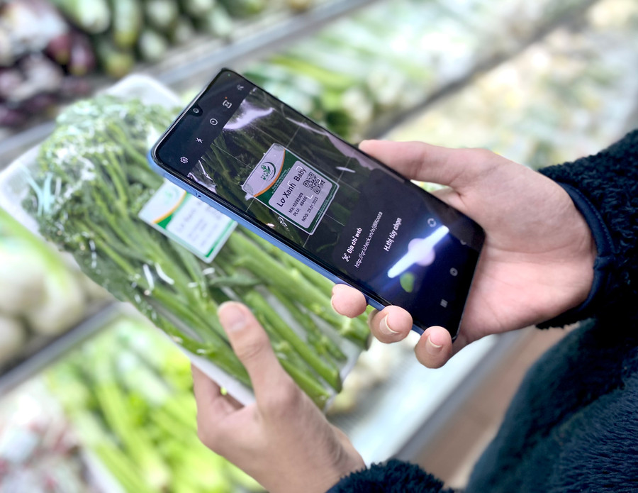 Phương thức điện tử được thể hiện rõ đường dẫn trên nhãn hàng hóa. Ảnh: Hà Duy