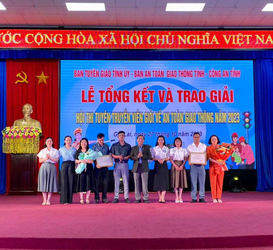 Đồng chí Huỳnh Thế Mạnh-Ủy viên Ban Thường vụ Tỉnh ủy, Trưởng ban Tuyên giáo Tỉnh ủy, Trưởng Ban Tổ chức Hội thi trao giải Nhì cho 2 đội: huyện Ia Grai và Công ty TNHH một thành viên cao su Chư Păh. Ảnh: Hà Duy Đồng chí Huỳnh Thế Mạnh-Ủy viên Ban Thường vụ Tỉnh ủy, Trưởng ban Tuyên giáo Tỉnh ủy, Trưởng Ban Tổ chức Hội thi trao giải Nhì cho 2 đội: huyện Ia Grai và Công ty TNHH một thành viên cao su Chư Păh. Ảnh: Hà Duy