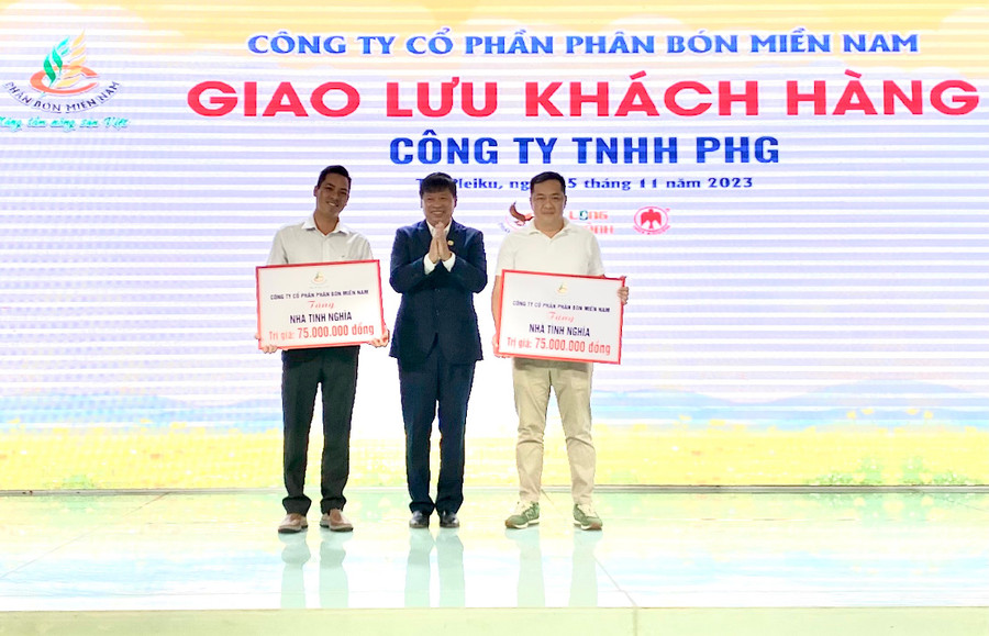 Công ty cổ phần Phân bón miền Nam tặng 2 nhà tình nghĩa cho 2 hộ có hoàn cảnh khó khăn về nhà ở trên địa bàn TP. Pleiku và huyện Chư Sê. Ảnh: Hà Duy Công ty cổ phần Phân bón miền Nam tặng 2 nhà tình nghĩa cho 2 hộ có hoàn cảnh khó khăn về nhà ở trên địa bàn TP. Pleiku và huyện Chư Sê. Ảnh: Hà Duy