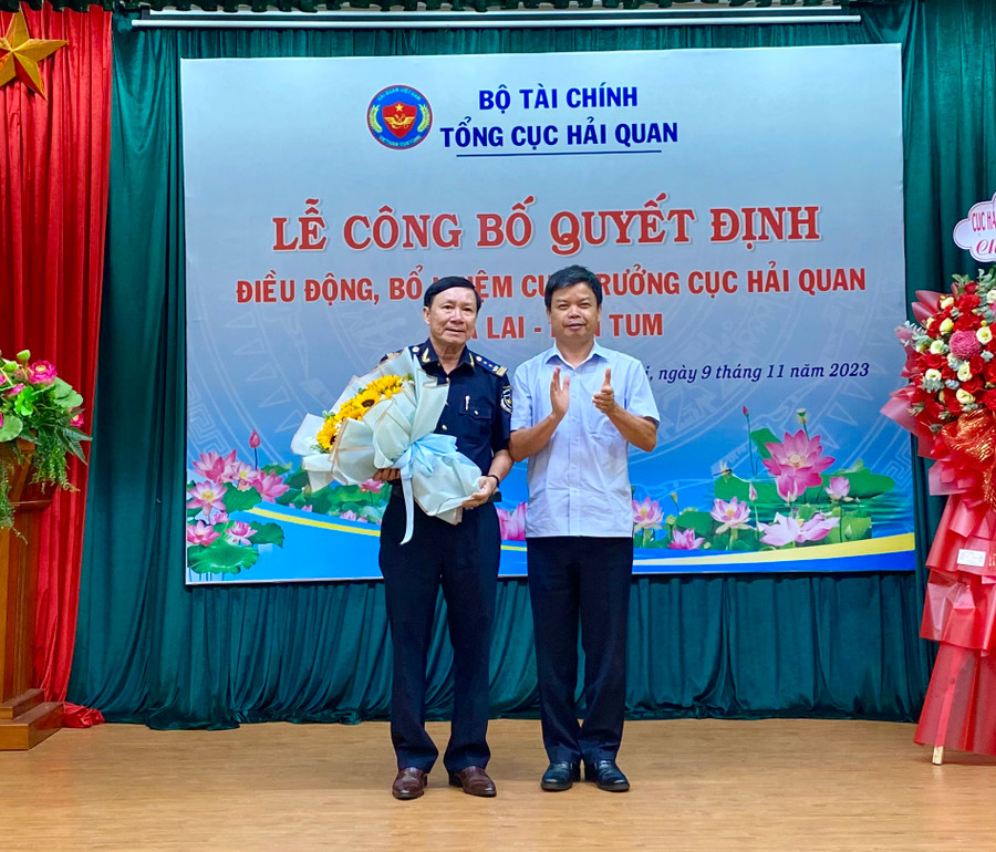 Ông Nguyễn Hữu Quế-Phó Chủ tịch UBND tỉnh tặng hoa chúc mừng tân Cục trưởng Cục Hải quan Gia Lai-Kon Tum. Ảnh: Hà Duy Ông Nguyễn Hữu Quế-Phó Chủ tịch UBND tỉnh tặng hoa chúc mừng tân Cục trưởng Cục Hải quan Gia Lai-Kon Tum. Ảnh: Hà Duy