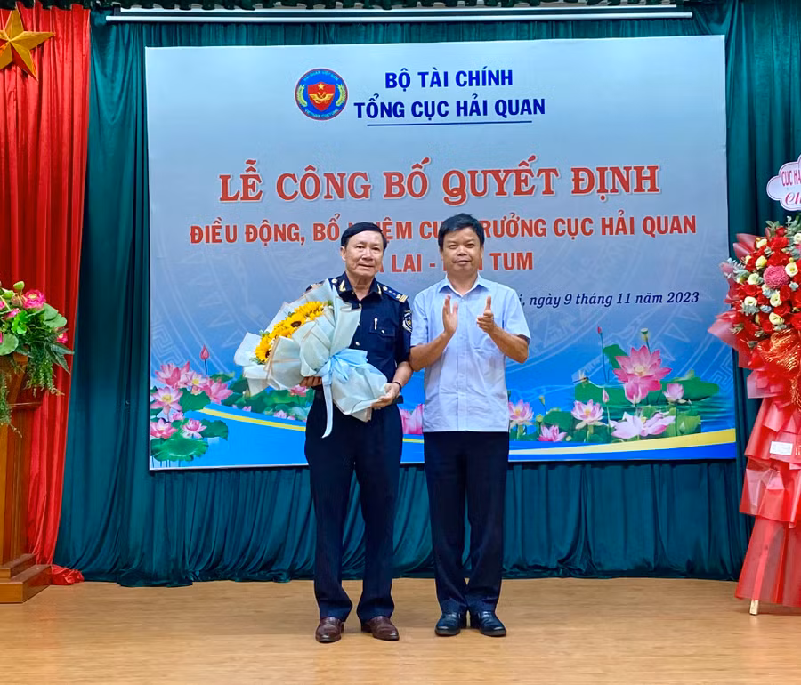 Ông Nguyễn Hữu Quế-Phó Chủ tịch UBND tỉnh tặng hoa chúc mừng tân Cục trưởng Cục Hải quan Gia Lai-Kon Tum. Ảnh: Hà Duy