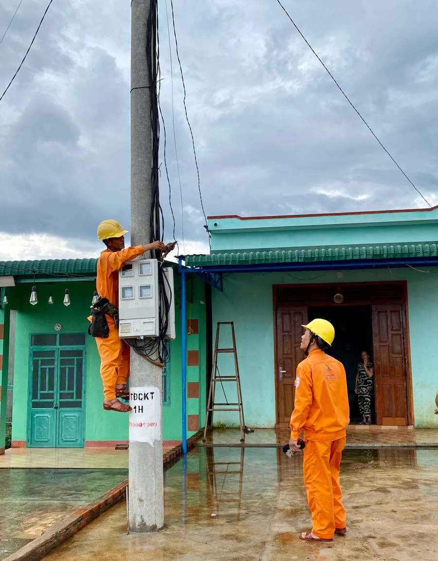 Kéo điện về khu tái định cư. Ảnh: Hà Duy Kéo điện về khu tái định cư. Ảnh: Hà Duy