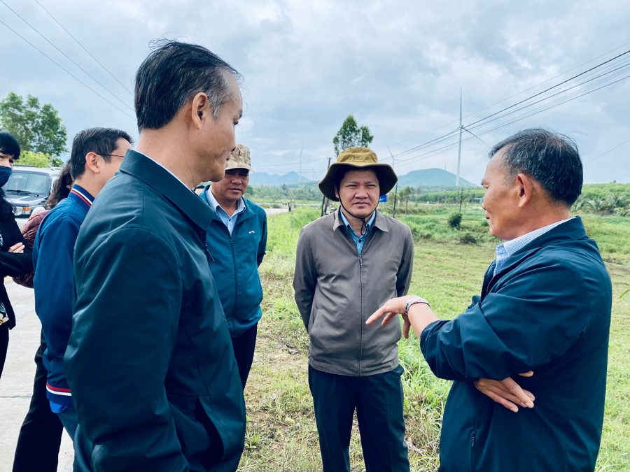 Đồng chí Trương Văn Đạt-Ủy viên Ban Thường vụ Tỉnh ủy, Phó Chủ tịch Thường trực HĐND tỉnh Gia Lai trao đổi với đại diện Tập đoàn Lộc Trời. Ảnh: Hà Duy Đồng chí Trương Văn Đạt-Ủy viên Ban Thường vụ Tỉnh ủy, Phó Chủ tịch Thường trực HĐND tỉnh Gia Lai trao đổi với đại diện Tập đoàn Lộc Trời. Ảnh: Hà Duy