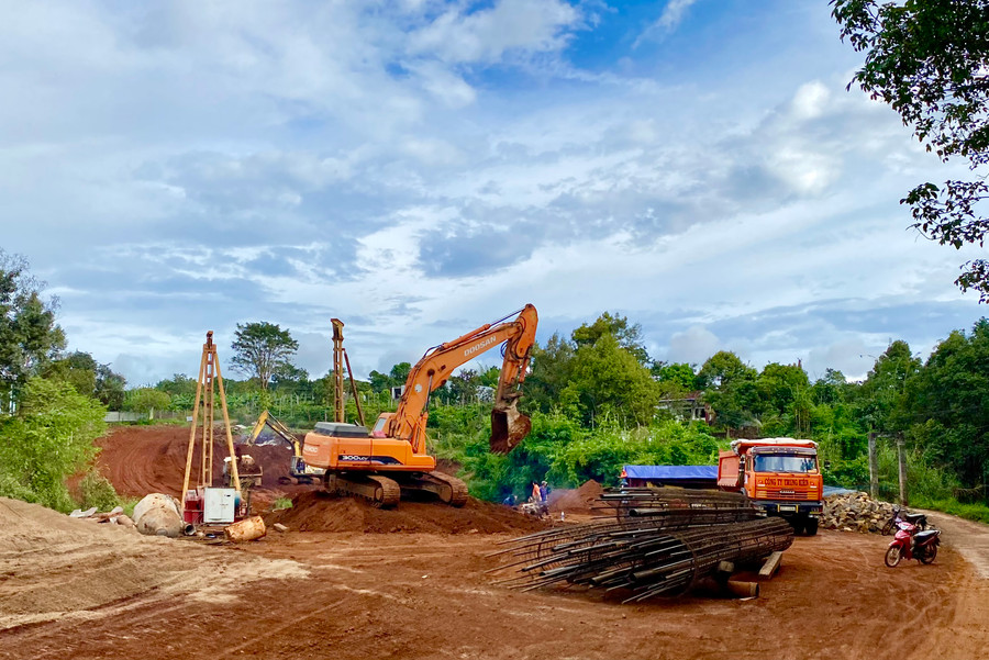 Thi công Dự án đường Phan Bội Châu (thị trấn Chư Prông, huyện Chư Prông). Ảnh: Hà Duy