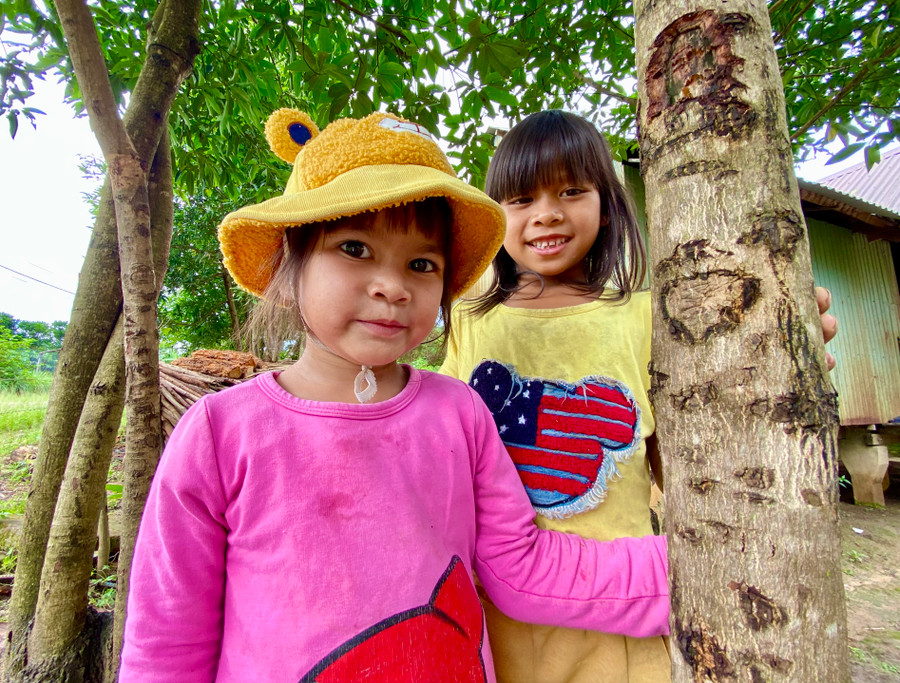 Cô bé Khai, 4 tuổi (thôn Tiên Sơn 3, xã Tân Sơn) rất vui khi hàng ngày được chị dẫn đi chơi quanh xóm.