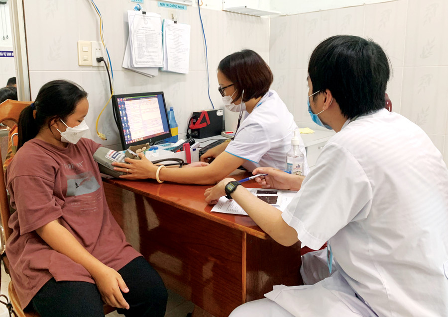 Các y-bác sĩ Khoa Khám bệnh liên chuyên khoa (TTYT huyện Phú Thiện) kiểm tra sức khỏe ban đầu cho người bệnh. Ảnh: Bảo An