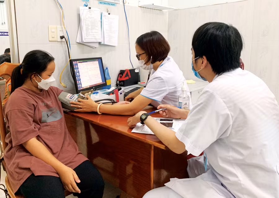 Các y-bác sĩ Khoa Khám bệnh liên chuyên khoa (TTYT huyện Phú Thiện) kiểm tra sức khỏe ban đầu cho người bệnh. Ảnh: Bảo An