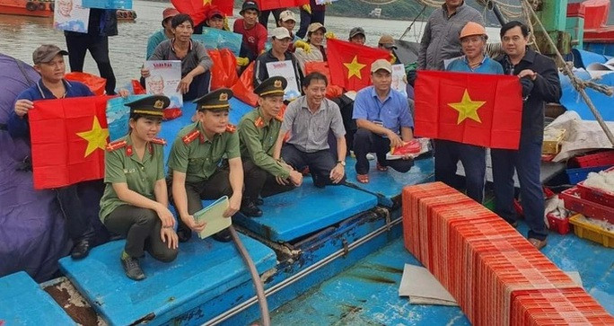 Các ngành chức năng Bình Định tặng quà, động viên ngư dân trước chuyến biển xuyên Tết Nguyên đán Quý Mão 2023 Các ngành chức năng Bình Định tặng quà, động viên ngư dân trước chuyến biển xuyên Tết Nguyên đán Quý Mão 2023