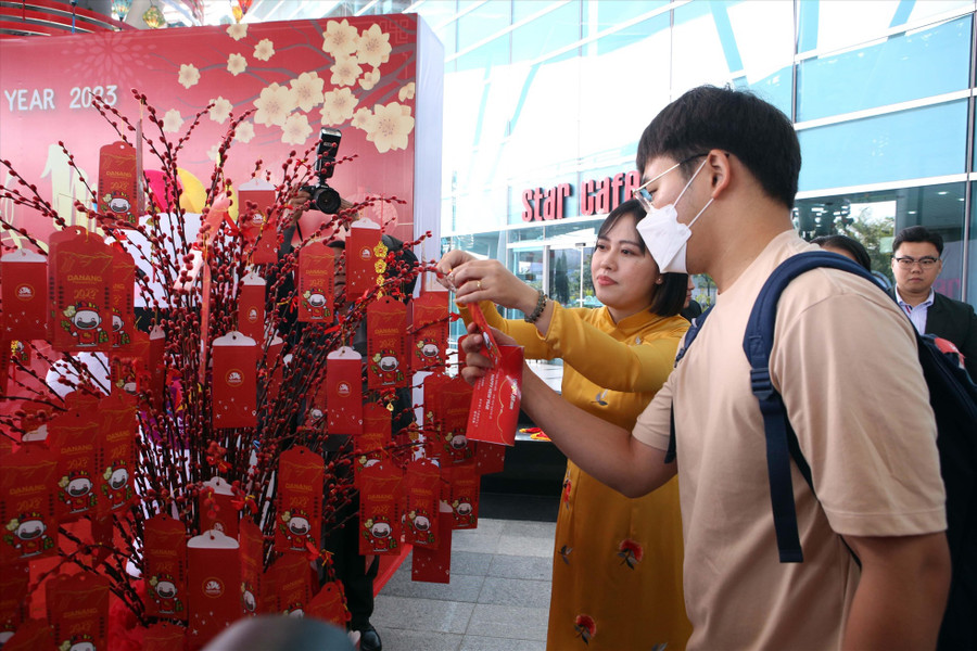 Du khách quốc tế “xông đất” Đà Nẵng dịp đầu năm mới Quý Mão 2023 tham gia chương trình “hái lộc đầu Xuân” tại lễ đón. Ảnh: Trần Lê Lâm Du khách quốc tế “xông đất” Đà Nẵng dịp đầu năm mới Quý Mão 2023 tham gia chương trình “hái lộc đầu Xuân” tại lễ đón. Ảnh: Trần Lê Lâm