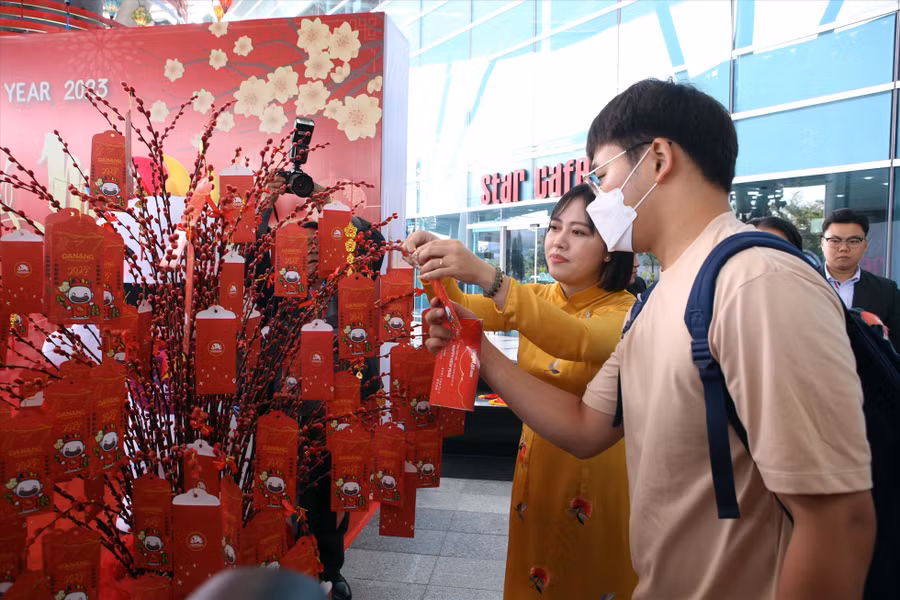 Du khách quốc tế “xông đất” Đà Nẵng dịp đầu năm mới Quý Mão 2023 tham gia chương trình “hái lộc đầu Xuân” tại lễ đón. Ảnh: Trần Lê Lâm