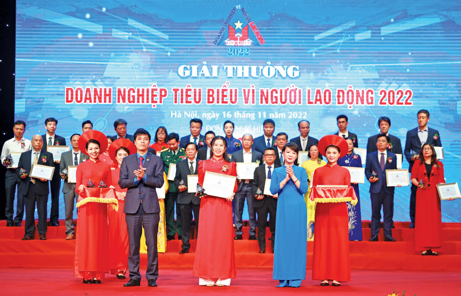 Công ty TNHH một thành viên Thành Thành Công Gia Lai vinh dự đón nhận danh hiệu “Doanh nghiệp tiêu biểu vì người lao động”. Ảnh: Bảo Trang