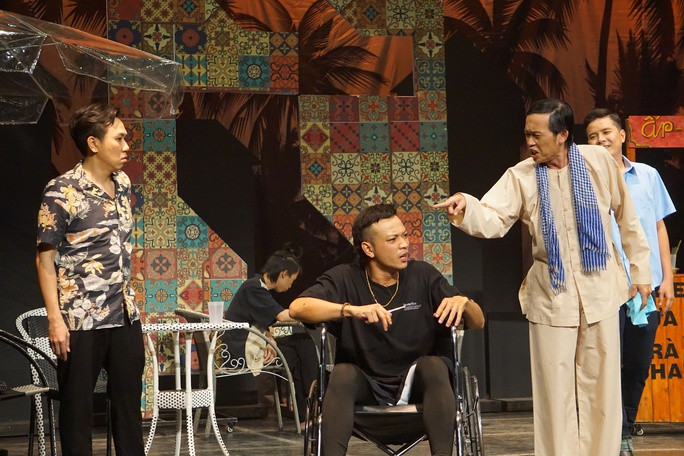 Một cảnh trong vở &quot;Thả thính mà hổng dính&quot; tại Sân khấu Sài Gòn phẳng