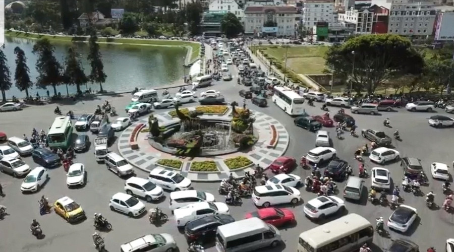 Những dịp lễ tết hằng năm, du khách thường "gặp khổ" trong việc tìm chỗ đậu đỗ xe Những dịp lễ tết hằng năm, du khách thường "gặp khổ" trong việc tìm chỗ đậu đỗ xe