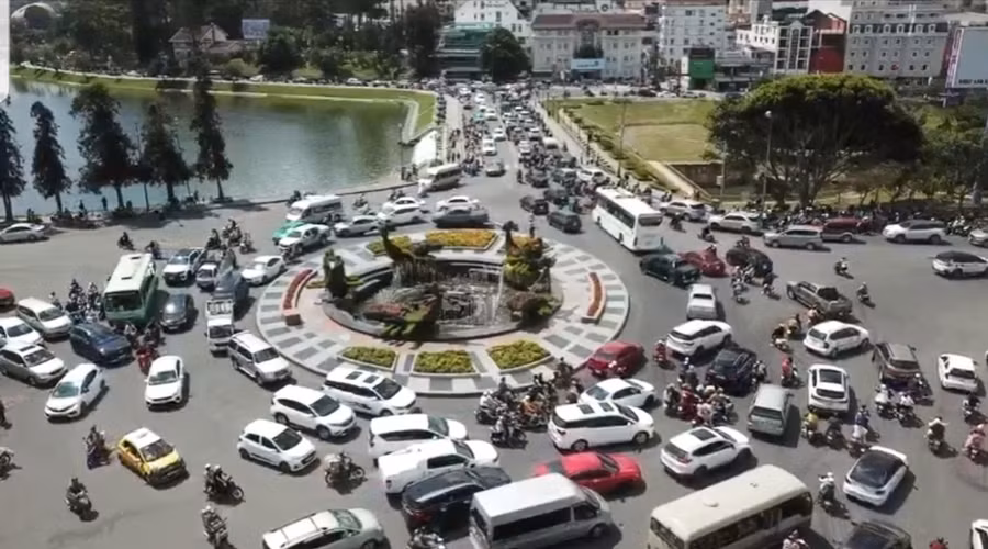 Những dịp lễ tết hằng năm, du khách thường "gặp khổ" trong việc tìm chỗ đậu đỗ xe