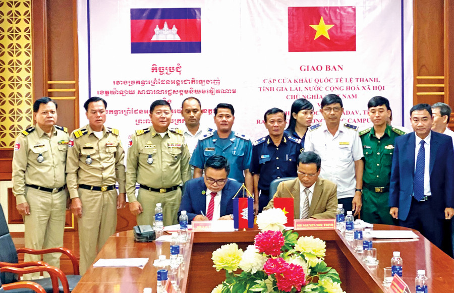 Ban Quản lý Khu Kinh tế tỉnh Gia Lai và Ban Quản lý Cửa khẩu Quốc tế Oyadav (Vương quốc Campuchia) ký biên bản ghi nhớ tăng cường mối quan hệ hữu nghị, hợp tác. Ảnh: Kim Linh