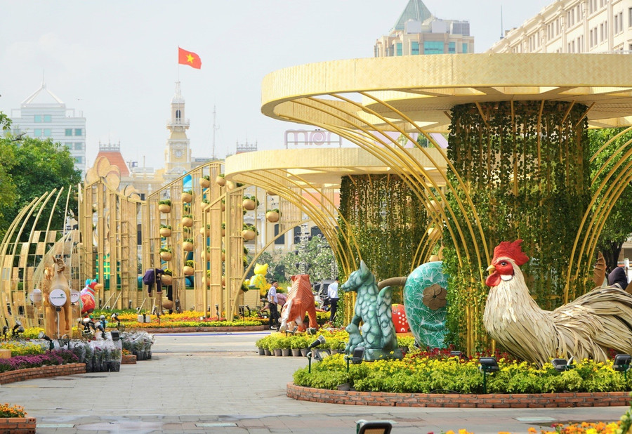 “Vùng ký ức” gồm 20 linh vật đã từng xuất hiện tại vị trí cổng chào được thể hiện ở mức tương đồng đến 80% so với nguyên bản năm xưa cùng xuất hiện tại Đường hoa Nguyễn Huệ năm Quý Mão. Ảnh: Chân Phúc “Vùng ký ức” gồm 20 linh vật đã từng xuất hiện tại vị trí cổng chào được thể hiện ở mức tương đồng đến 80% so với nguyên bản năm xưa cùng xuất hiện tại Đường hoa Nguyễn Huệ năm Quý Mão. Ảnh: Chân Phúc