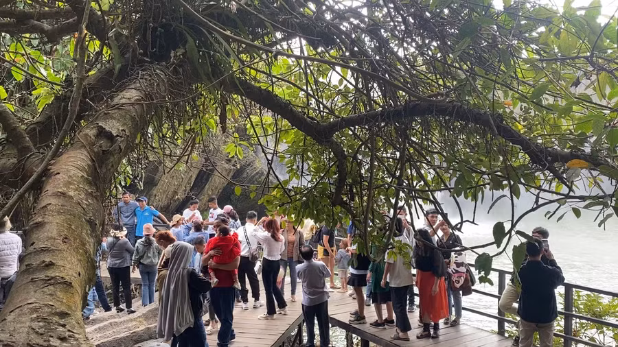 Nhiều góc chụp hình chật kín du khách. Ảnh: Sầm Ánh