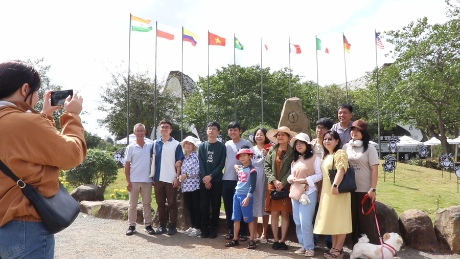 Các du khách từ các địa phương khác đổ về Đắk Lắk du lịch rất nhiều trong dịp Tết. Ảnh: Sầm Ánh Các du khách từ các địa phương khác đổ về Đắk Lắk du lịch rất nhiều trong dịp Tết. Ảnh: Sầm Ánh