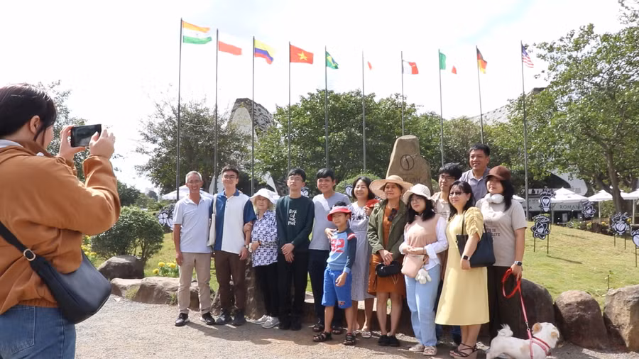 Các du khách từ các địa phương khác đổ về Đắk Lắk du lịch rất nhiều trong dịp Tết. Ảnh: Sầm Ánh