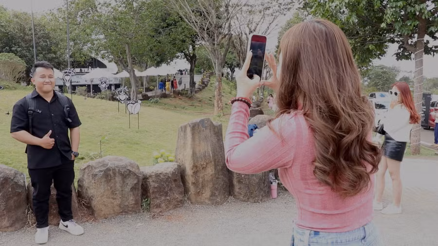 Nhiều bạn trẻ tranh thủ check-in trong những ngày nghỉ tết. Ảnh: Sầm Ánh