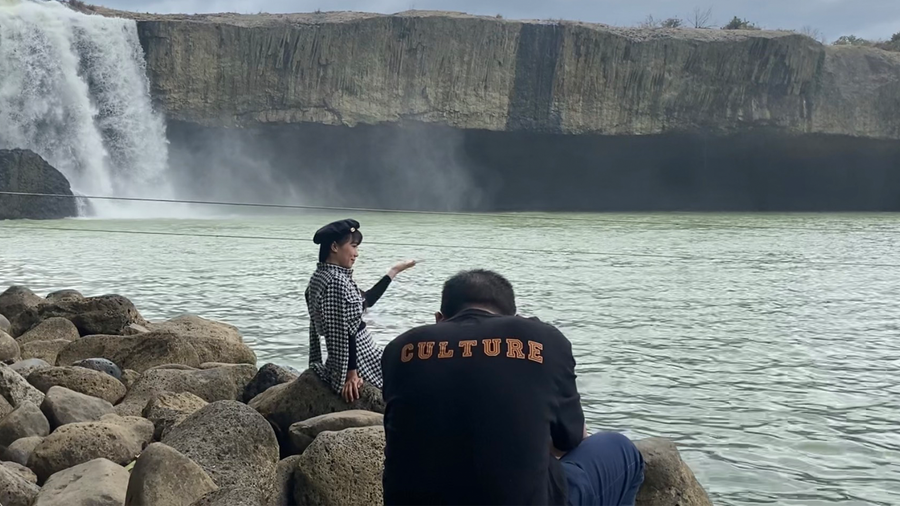 Thác nước Dray Nur thu hút nhiều du khách check-in. Ảnh: Sầm Ánh Thác nước Dray Nur thu hút nhiều du khách check-in. Ảnh: Sầm Ánh