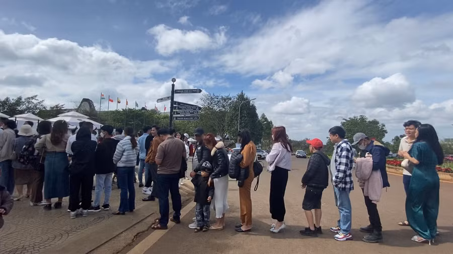 Nhiều người đã phải xếp hàng từ sớm để mua vé vào cổng tại các địa điểm du lịch ở Đắk Lắk. Ảnh: Sầm Ánh